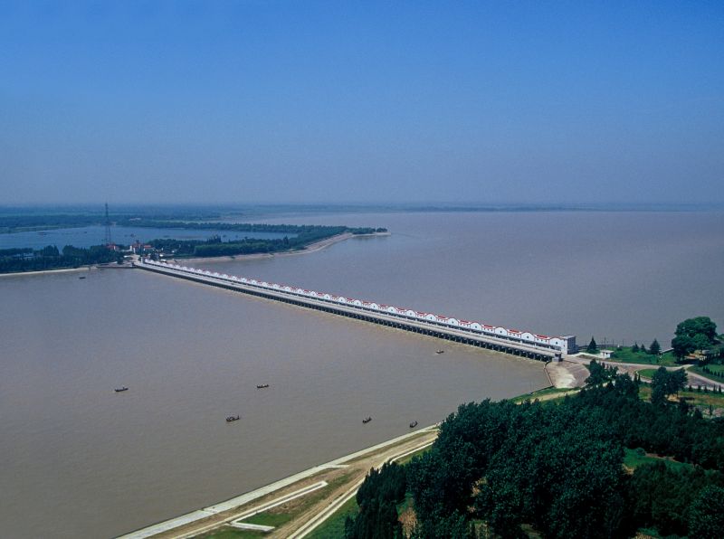 1、三河闸：淮河入江水道主要节制口门，开国早期我国自行设想和施工的大型水闸，共63孔，总宽697.75米，，由我公司于1953年7月建成通水；并承当了厥后的历次加固使命。.jpg